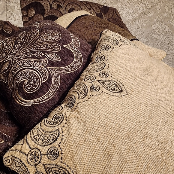 W-C Home Fashions Bedspread and Pillows - Picture 10 of 10